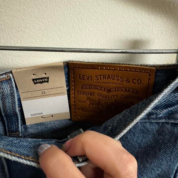 Levis Reverse Side Slit Skirt Bnwt size 23” waist - Picture 4 of 6